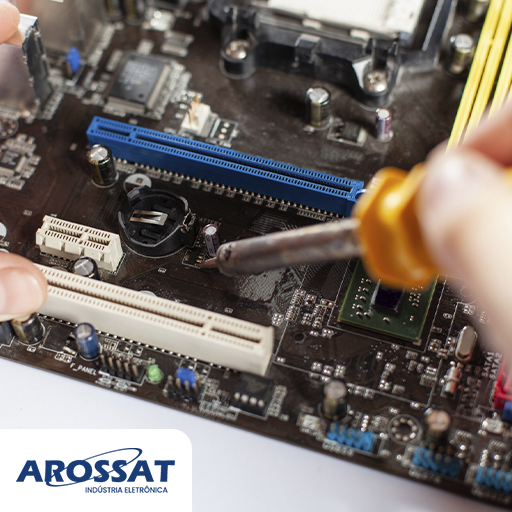 Montagem de placas eletrônicas e equipamentos por profissionais